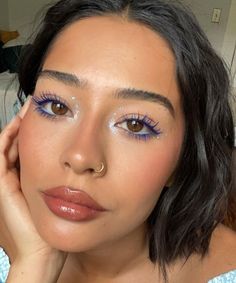 Cute Going Out Makeup Looks, Eyeliner Looks For Brown Eyes, Simple Color Eyeshadow Looks, Subtle Color Eyeshadow Looks, Eclectic Eye Makeup, Festival Makeup Simple, Makeup With Sparkles, Rainy Makeup, Light Summer Makeup Looks