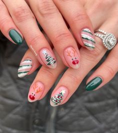 47 IRRESISTIBLE CHRISTMAS NAILS YOU’LL WANT TO COPY Christmas Nail Designs Easy, December Nails, January Nails, Cute Simple Nails, Cute Gel Nails