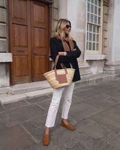 Navy Blazer With Jeans, Emma Hill, Casual Chique Stijl, Winter Mode Outfits, Chique Outfit, Loafers Outfit, Jeans Outfit Fall, Fall Jeans, Blazer With Jeans