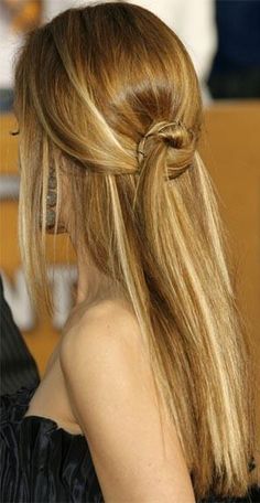 Bun, a long hair pulled loose look, nice. Hairstyles For Long Straight Hair, Hairdo Wedding, Long Straight Hair, Prom Hairstyles, Half Up Hair, Formal Hairstyles, Winter Trends, Homecoming Hairstyles