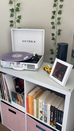 Vynl Records Aesthetic Room, Vinyls In Bedroom, Cute Record Player Setup, Room Decor Vinyl, Record Player In Bedroom, Vynil Display Ideas, Room Ideas Aesthetic Music, Vinyl Aesthetic Room, Fangirl Bedroom