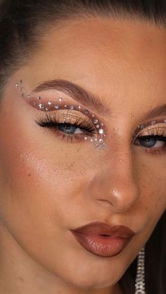 Face Jewelry Makeup, Brown Sparkly Makeup, Extra Makeup Looks Glitter, Disco Glam Makeup, Gala Make Up, Make Festival, Glitter No Rosto, Jewel Makeup, Gem Makeup