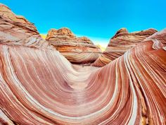 an image of some rocks that are in the desert