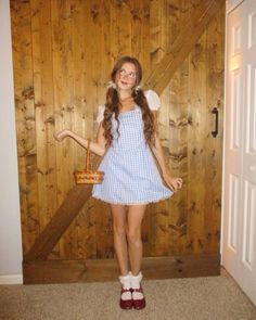 Dorthy Halloween Outfit, Dorothy Halloween Costume Makeup, Womens Dorothy Costume, Dorothy Halloween Makeup, Dorthy Halloween Costumes Teenage Girl, Dorthy Costume Aesthetic, Scarecrow And Dorothy Costume, Dorothy Costume Makeup, Dorthy Costume Ideas College