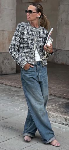 French Fashion Spring, Tweed Street Style, How To Style Baggy Jeans, Early Fall Fashion, Style Baggy Jeans, Business Casual Dress Code, Look Jean, Early Fall Outfits, Style Casual Chic