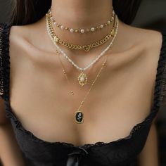 Layered Jewelry Aesthetic, Lilith Jewelry, Layered Necklaces Gold, Jewelry Goals, Golden Necklaces, Materialistic Things, Expensive Necklaces, Prom Jewelry Sets, Prom Necklaces