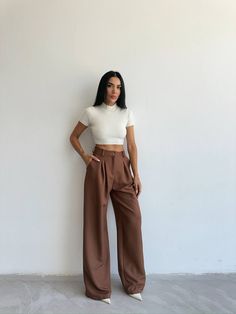 Optez pour une allure chic et minimaliste avec ce pantalon large à taille haute. Sa coupe fluide et ses pinces à la taille offrent une silhouette flatteuse tout en garantissant un confort optimal. Ce pantalon est idéal pour un look élégant au quotidien ou pour une sortie décontractée. Associez-le à un crop top ajusté et des talons pour un look moderne et tendance. Ses poches latérales ajoutent une touche pratique à cette pièce intemporelle. Pantalon Large, Trendy Outfits, Crop Top