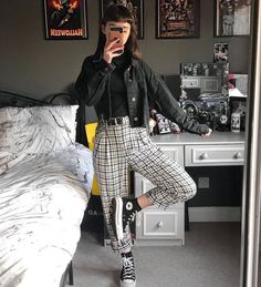 Edgy Work Outfits, Look Grunge, Teaching Outfits, Alt Outfits, Looks Black, Alternative Outfits, Soft Grunge, Plaid Pants, Grunge Style