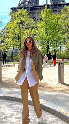 🎩😊 Finding a look that’s both stylish and work-appropriate is tough. Our work event outfit ideas bring you polished inspiration. 🎩 Save this pin for fresh ideas! Summer City Outfits, Elegant Classy Outfits, Work Outfits Women Office, Women Inspiration