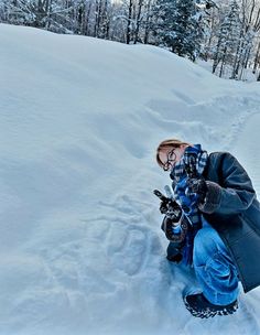 a person kneeling down in the snow