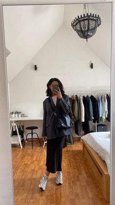 Work Outfit 2023 Women, Jumper And Midi Skirt Outfit, Classy Wardrobe For Women, Artist Street Style, Longer Skirt Outfits, Blazer Maxi Skirt Outfit, Long Skirt And Jumper, Black Maxi Skirt Winter Outfit, Winter Outfits With Skirts Long