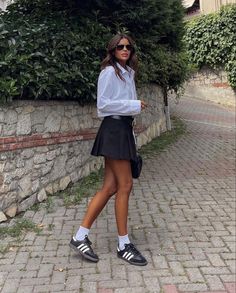 Black Samba Shoes Outfit, Tennis Skirt Outfit Street Style, Black Tennis Skirt Outfit, Fall Skirt Outfits, Samba Outfits, Black Tennis Skirt, Adidas Samba Outfit, Samba Outfit, Tennis Skirt Outfit