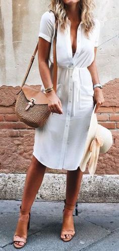 This spring outfit is definitely one of the spring wardrobe essentials of 2018! Outfits Italy, Sukienki Maksi, Italy Women, Spring Wardrobe Essentials, Fashion Everyday, Gaun Fashion, Shirt Dress Summer, Classic Shirt Dress, Chic Summer Outfits