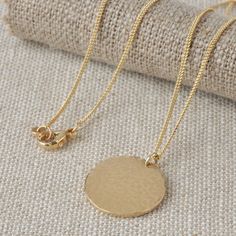 Beautifully hand beaten solid gold disc pendant on a simple curb chain. The softly textured surface creates a pretty shimmer in the light and has a relaxed and warm style. Ideal for wearing everyday on it's own or layering with other pieces for a stronger look. Highly polished smooth reverse side means it can be worn either way round for two styles in one. Can be engraved on reverse if required, please contact me for information. Hand crafted & made to order  Disc: 18 mm x 18 mm x 1.2 mm Chain: Gold Everyday Necklace, Everyday Necklace Gold, Gold Beats, Gold Plate Necklace, Contemporary Jewellery Necklace, Diy Jewelry Rings, Hammered Necklace, Solid Gold Bracelet, Jewelry Illustration