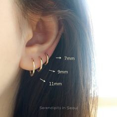 a woman's ear is shown with measurements for the size and shape of her earrings