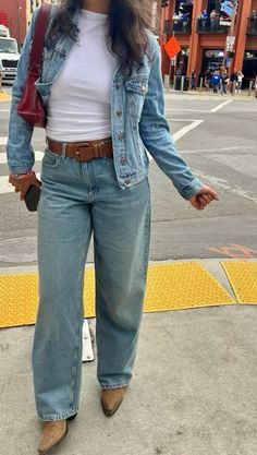 Casual Western Boots Outfit, Baggy Jeans And Denim Jacket Outfit, Outfit Brown Cowboy Boots, Jean Jacket Cowboy Boots Outfit, Cowboy Boots Outfit 70s, Western Boots Jeans Outfit, Jeans And White Boots Outfit, Blue Jean Fall Outfits, Double Denim Outfit Aesthetic