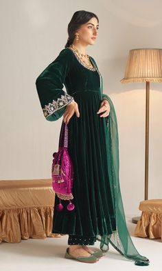 Smart Casual Fashion Women, Velvet Anarkali Suits, Curvy Style Outfits, Velvet Anarkali, Kate Middleton Style Outfits, Shoes Guide, Desi Dress, Dress Designing, Dark Green Velvet