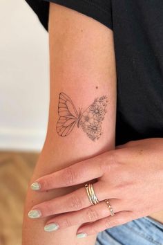 tatuajes para mujeres mariposas Wings And Flowers Tattoo, Simple Line Tattoo, 3d Aesthetic, Minimal Tattoo Designs, Minimal Tattoo Ideas, Basic Tattoos, Single Needle Tattoo, Bff Tattoos, Delicate Tattoo