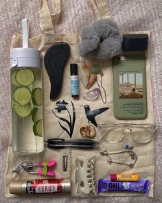 Inside Bag Organization, Inside My Bag Aesthetic, Tote Bag Organization, Travel Bag Aesthetic, Bag Aesthetic School, Purse Must Haves, School Bag Organization, Schul Survival Kits, Bag Tour