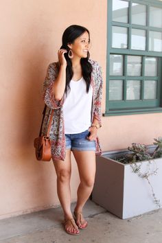 Brown Shorts Summer Outfit, Summer Kimono Outfit 2023, Mom Zoo Outfit Summer, Outfits With Kimonos Summer, Shorts With Kimono Outfit, Summer Everyday Outfits 2023, Shorts And Cardigan Outfit Summer, Look Com Kimono E Short, Kimono And Shorts Outfit