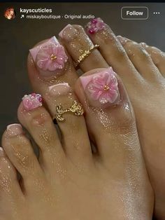 Pink Toe Nails With Flower Design, Acrylic Toes With Flowers, Toe Nail Inspo Summer, Toe Nail Acrylic Designs, Toe Design Ideas, French Tip Toes With Flower, Gold Toe Nail Designs, Toe Nail Designs Pink, Pink Toe Nails With Design