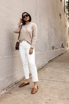 White jeans in winter outfit: worn with beige sweater and brown accessories and shoes for a full neutral look. Cream Jeans Outfit Winter, Cream Jeans Outfit, White Jeans In Winter, Beige Sweater Outfit, Cream Sweater Outfit, Capsule Wardrobe 2022, Kendi Everyday, Jeans Outfit Winter, Cream Jeans