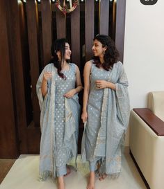 Sleeveless Churidar Designs, Sleeveless Kurta Designs, Long Kurta Designs, Indian Dress Up, Simple Kurti Designs, Long Kurti Designs