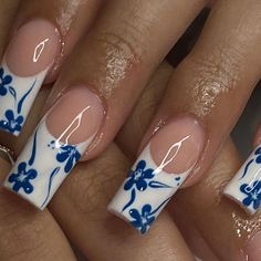 savannah jade💅🏼✨ on Instagram: "so perfect!!🤍  ib: @1.800.nailme ✨" White And Blue Nail Ideas, Pretty Nails Blue, Square Nail Inspiration, Nail Acrylic Ideas, Cute Blue Nail Ideas, Blue Nails Inspiration, Blue White Nails, Flowers On Nails, Nail Ideas Blue