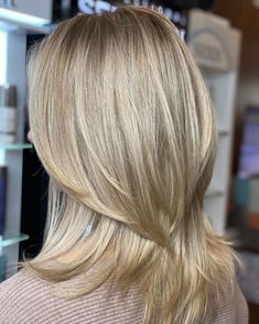 Fresh Butterfly Haircut Styles to Show Off Your Personality Medium Length Layered Hairstyles, Medium Length Hairstyles For Women, Layer Haircut, Medium Length Layered Haircuts, Medium Brunette Hair, Straight Hairstyles Medium, Medium Length Layers, Medium Length Hairstyles