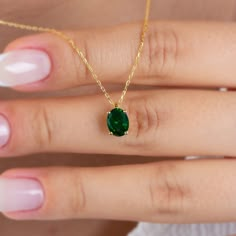 "Emerald; It is considered to be a stone of love, sensitivity and loyalty. It is seen as a symbol of harmony in relationships. Our oval emerald necklace, with its minimalist design, is a jewel that you can use daily and on special occasions. It is a nice gift for yourself and your loved ones. The birthstone of those born in May is emerald. 🔸🔸 Our elegant, style and stylish products suitable for special occasions and daily use are produced with love and care for you and your loved ones. 🔸🔸 Al Birthstone Necklace Mothers, Diamond Jewelry Designs, Emerald Pendant, 14k Gold Necklace, Emerald Necklace, Jewelry Fashion Trends, Valentines Necklace, Elegant Necklaces, Simple Necklace