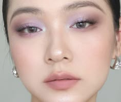 Lilac Eyeshadow Blue Eyes, Pink Lilac Makeup, Light Makeup Purple, Dusty Purple Makeup, Subtle Purple Eyeshadow, Prom Makeup For Purple Dress, Soft Purple Eyeshadow, Subtle Purple Eye Makeup, Boyish Makeup