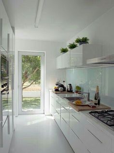 kitchen ideas for small spaces apartment design cupboards Narrow Galley Kitchen, Total White, Kitchen Diner, Kitchen Sets, Kitchen Layout