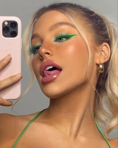 What’s App Profile Pic, Makeup Profile Picture, Light Green Makeup Looks, Light Green Makeup, Green Eye Makeup, Halloweenský Makeup, Green Eyeliner