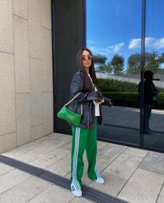 Green Outfit Fall, Green Adidas Pants, Green Joggers Outfit, Adidas Street Style, Adidas Pants Outfit, Green Pants Outfit