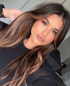 Rambut Brunette, Brunette Hair With Highlights, Caramel Balayage, Brunette Balayage Hair, Brown Hair Balayage, Balayage Brunette, Penteado Cabelo Curto, Hair Colours, Hair Inspiration Color