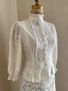 Blouse Puff Sleeve, Style Année 70, Victorian Boho, Edwardian Blouse, Blouse Crochet, Victorian Blouse, White Cotton Blouse, 1970s Style, Lace Trim Blouse