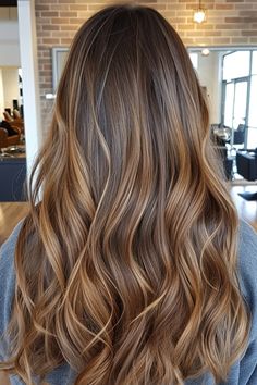 Sunkissed brunette hair is the perfect way to freshen up your look without drastically changing your natural hair color. It’s a versatile and low-maintenance option that can be tailored to suit any skin tone and Balayage Techniques, Light Brunette Hair, Brown Hair Looks, Hair Dark