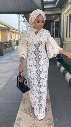 Long Gown With Lace Material, Akara Traditional Dresses For Women, Gown Styles For Lace Material, Lace Long Dress Styles, White Lace Gown Styles, Net Lace Styles, Dry Lace Styles, Lace Styles For Ladies, Long Dress Styles