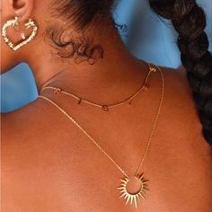 This Exquisite Sol Necklace Showcases A Stunning Sun Motif, Intricately Designed To Capture The Warmth And Brilliance Of Sunlight. Crafted From Premium-Quality Materials, Including Durable Metals And Radiant Finishes, It Ensures An Everlasting Look That Resists Tarnishing. The Delicate Chain Complements The Pendant Beautifully, Allowing It To Sit Gracefully On The Neckline. Afro Jewelry, Chola Girl, Sun Motif, Sun Jewelry, Dainty Gold Jewelry, Accesories Jewelry, Jewelry Lookbook, Delicate Chain, Disney Films