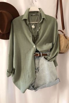 Fall Bloxburg, Mansion Bloxburg, Mode Boho, Mode Inspo, Bloxburg House, Green Shirt, Mode Inspiration, Outfit Casual, Outfits Casuales