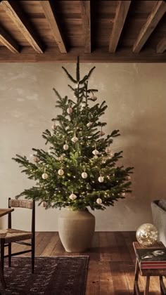 Christmas Tree 2024 Trends Decoration, Christmas Decor Trends 2024, Minimal Christmas Tree, Minimalist Christmas Tree Ideas, Navidad Natural, Potted Christmas Trees, Christmas Tree Decor Ideas, Tree Decor Ideas, Minimalist Christmas Tree