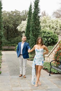 Spring Engagement Photos in Dallas Botanical Gardens, Photo Sessions