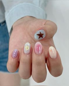 @poem.nail on insta Simple Cute Short Nails, Short Gel X Nail Designs, Coastal Granddaughter Nails, Y2k Chrome Nails, Gel Nails Y2k, Short Nail Styles, Y2k Chrome, Nails Hand Painted, Nails Y2k