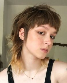 a lovely hairstyle with ombre hairstyle Mullet With Streaks, Textured Mullet Woman, Short Mullet Curtain Bangs, Punk Female Hair, Soft Mullet Round Face, Bob Mullet Hair, Mullet Fine Hair, Mullet On Round Face, Short Alt Mullet