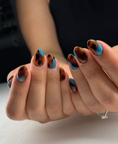 Half Tortoise Nails, Tortoise And Blue Nails, Unique Neutral Nails, Short Halloween Nail Ideas, Gel Nails Ideas Fall, Tortoise Nails Design, Winter Nails With Designs, Modern Art Nails, Unique Fall Nails