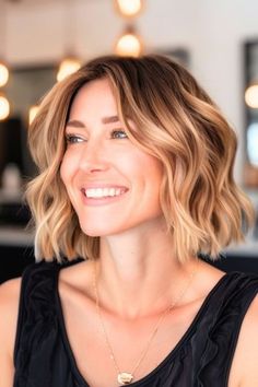 Warm Honey Blonde Wavy Bob Hair Color Idea. Caramel Blonde Bob Hair, Honey Blonde Short Bob, Warm Honey Blonde Short Hair, Caramel Honey Blonde Highlights, Honey Brown Hair Bob, Caramel Blonde Hair Short, Honey Blonde Hair Bob, Bronde Bob Short, Bob Caramel Balayage