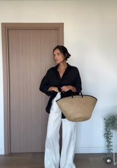 Linen Shirt And Dress Outfit, Black Linen Shirt Dress Outfit, Black Shirt Formal Outfit Woman, Linen Pant Work Outfit, How To Style White Linen Pants, Black Shirt And White Pants, Black Linen Shirt Outfit Women, Black Shirt White Pants, White Linen Pants Outfit Casual