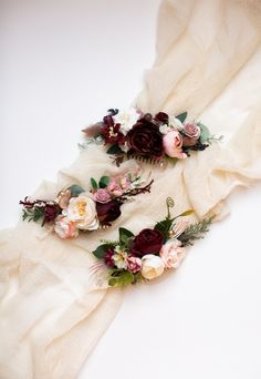 This Burgundy flower comb is really capable of emphasizing the beauty of a girl and singling her out of the crowd. The fall wedding hair comb is beauteous and outrageous. The rustic wedding comb takes a special position among the wedding accessories of the celebration. Materials: textile roses + back tie ribbon Size: Adjustable with tie back ribbon Colors: off Burgundy, ivory, blush + Beautiful high-quality materials + 100% handmade + All items will be made to order special FOR YOU ---> All o Fall Wedding Hair, Green Wedding Hair, Wedding Flower Comb, Bridesmaid Hair Comb, Fall Wedding Hairstyles, Wedding Comb, Floral Hair Pins, Floral Comb, Bride Floral