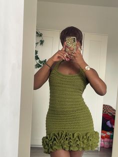 Robe torsadée en crochet  Taille EU: M/L  Size UK: 6-8/ 10-12 Size US: 2-4/ 6-8 Fitted Green Crochet Trim Top, Casual Green Crochet Dress, Green Fitted Crochet Top, Green Fitted Crochet Knit Top, Green Fitted Knit Crochet Top, Fitted Green Crochet Casual Dress, Casual Green Crochet Knit Dress, Fitted Crochet Yarn Top For Spring, Mesh Cap