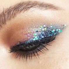 Trucco Smokey Eye, Carnaval Make-up, Festival Eye Makeup, Eye Makeup Glitter, Stunning Eye Makeup, Make Up Diy, Festival Make Up, Festival Makeup Glitter, Eye Makeup Ideas